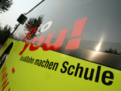 Busschule Up-To-You Werbeaufdruck auf einem Bus